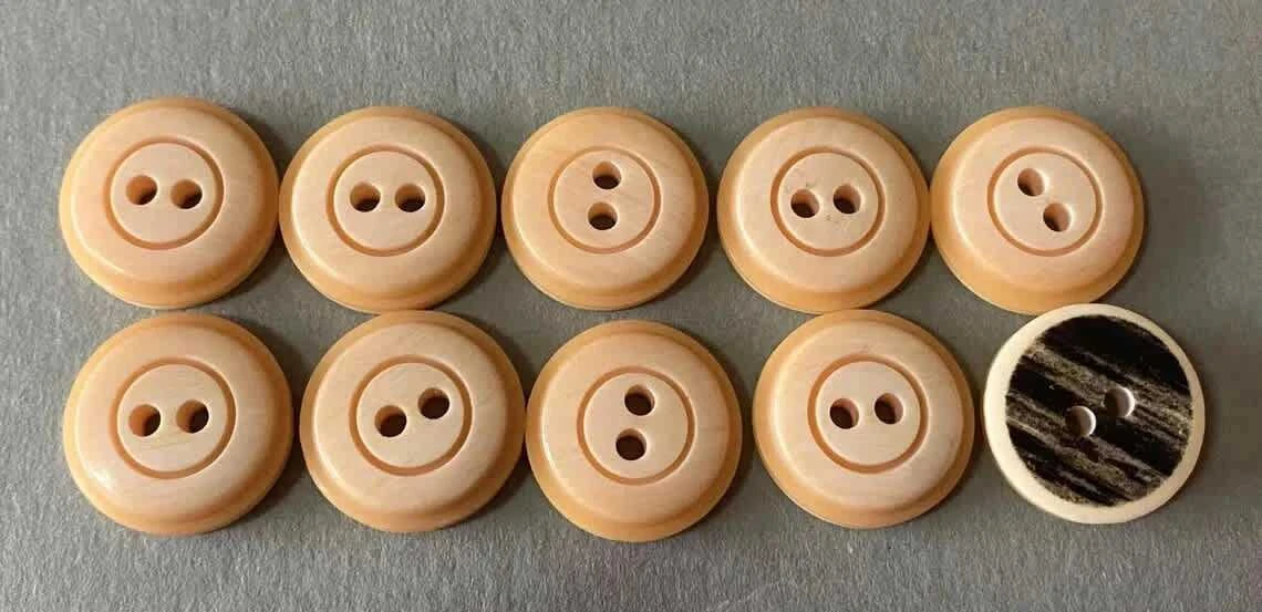 10 botões de plástico vintage com 2 furos para costura • bege e botões • materia